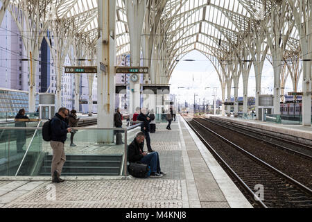 Les passagers d'attendre un train à la gare de l'Oriente à Lisbonne, Portugal. Banque D'Images