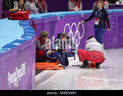 Great Britain's Elise Christie reçoit le traitement avant d'être stretchered off après s'écraser dans le patinage de vitesse courte piste - Dames 1 500m 3 en demi-finale à l'Ovale de Gangneung pendant huit jours de la Jeux Olympiques d'hiver de 2018 à PyeongChang en Corée du Sud. Banque D'Images