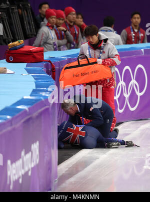 Great Britain's Elise Christie reçoit le traitement avant d'être stretchered off après s'écraser dans le patinage de vitesse courte piste - Dames 1 500m 3 en demi-finale à l'Ovale de Gangneung pendant huit jours de la Jeux Olympiques d'hiver de 2018 à PyeongChang en Corée du Sud. Banque D'Images