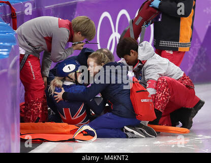 Great Britain's Elise Christie reçoit le traitement avant d'être stretchered off après s'écraser dans le patinage de vitesse courte piste - Dames 1 500m 3 en demi-finale à l'Ovale de Gangneung pendant huit jours de la Jeux Olympiques d'hiver de 2018 à PyeongChang en Corée du Sud. Banque D'Images