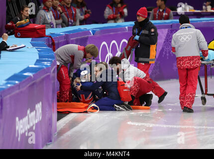 Great Britain's Elise Christie reçoit le traitement avant d'être stretchered off après s'écraser dans le patinage de vitesse courte piste - Dames 1 500m 3 en demi-finale à l'Ovale de Gangneung pendant huit jours de la Jeux Olympiques d'hiver de 2018 à PyeongChang en Corée du Sud. Banque D'Images