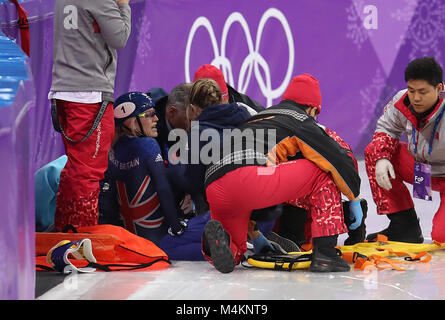 Great Britain's Elise Christie reçoit le traitement avant d'être stretchered off après s'écraser dans le patinage de vitesse courte piste - Dames 1 500m 3 en demi-finale à l'Ovale de Gangneung pendant huit jours de la Jeux Olympiques d'hiver de 2018 à PyeongChang en Corée du Sud. Banque D'Images