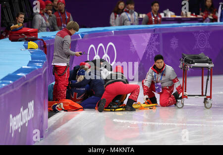 Great Britain's Elise Christie reçoit le traitement avant d'être stretchered off après s'écraser dans le patinage de vitesse courte piste - Dames 1 500m 3 en demi-finale à l'Ovale de Gangneung pendant huit jours de la Jeux Olympiques d'hiver de 2018 à PyeongChang en Corée du Sud. Banque D'Images