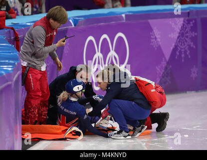 Great Britain's Elise Christie reçoit le traitement avant d'être stretchered off après s'écraser dans le patinage de vitesse courte piste - Dames 1 500m 3 en demi-finale à l'Ovale de Gangneung pendant huit jours de la Jeux Olympiques d'hiver de 2018 à PyeongChang en Corée du Sud. Banque D'Images