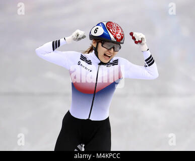 Choi min-jeong, en République de Corée, célèbre la victoire de l'or dans le patinage de vitesse sur piste courte - Dames 1 500 m final à l'ovale Gangneung au cours du huitième jour des Jeux Olympiques d'hiver de PyeongChang 2018 en Corée du Sud.APPUYEZ SUR ASSOCIATION photo.Date de la photo: Samedi 17 février 2018.Voir PA Story Olympics Speed Skating.Le crédit photo devrait se lire comme suit : Mike Egerton/PA Wire.RESTRICTIONS : usage éditorial uniquement.Aucune utilisation commerciale. Banque D'Images