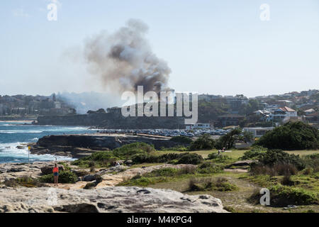 Sydney, Australie - 17 Février 2018 : G'S avec de la fumée et des flammes rouges à Dunningham Réserver entre Coogee Beach et Gordon's Bay Banque D'Images