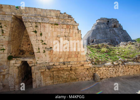Pyramide du Magicien dans la cité maya préhispanique du site archéologique d'Uxmal, Yucatan, Province du Mexique, Amérique du Nord Banque D'Images