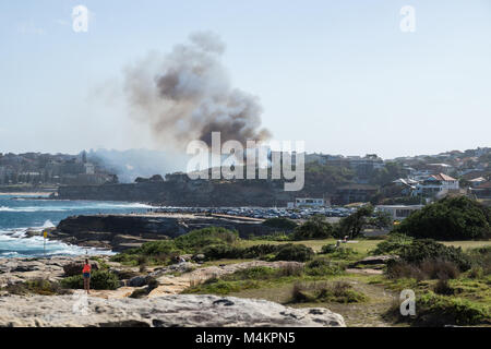 Sydney, Australie - 17 Février 2018 : g's avec la fumée à Dunningham réserve à la côte entre Coogee Beach et Gordon's Bay Banque D'Images