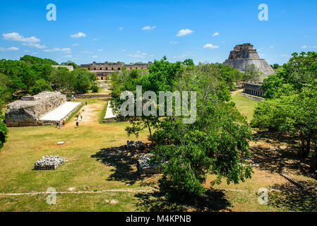 Vue de la Pyramide du Magicien de la ville maya préhispanique du site archéologique d'Uxmal, Yucatan, Province du Mexique, Amérique du Nord Banque D'Images