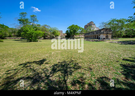 Vue de la Pyramide du Magicien de la ville maya préhispanique du site archéologique d'Uxmal, Yucatan, Province du Mexique, Amérique du Nord Banque D'Images
