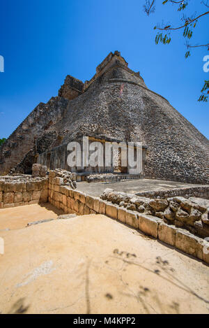 Vue de la Pyramide du Magicien de la ville maya préhispanique du site archéologique d'Uxmal, Yucatan, Province du Mexique, Amérique du Nord Banque D'Images