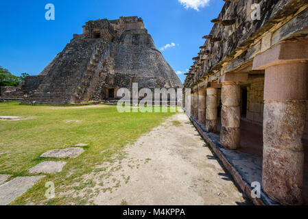 Vue de la Pyramide du Magicien de la ville maya préhispanique du site archéologique d'Uxmal, Yucatan, Province du Mexique, Amérique du Nord Banque D'Images
