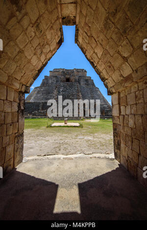 Vue de la Pyramide du Magicien de la ville maya préhispanique du site archéologique d'Uxmal, Yucatan, Province du Mexique, Amérique du Nord Banque D'Images