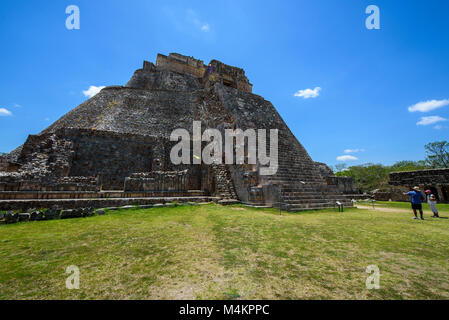 Vue de la Pyramide du Magicien de la ville maya préhispanique du site archéologique d'Uxmal, Yucatan, Province du Mexique, Amérique du Nord Banque D'Images