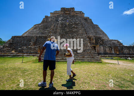 Vue de la Pyramide du Magicien de la ville maya préhispanique du site archéologique d'Uxmal, Yucatan, Province du Mexique, Amérique du Nord Banque D'Images