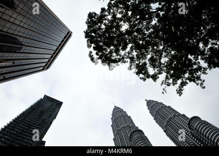 KUALA LUMPUR, MALAISIE - 06 janvier 2018 : les tours jumelles Petronas photo prise dans la soirée Banque D'Images