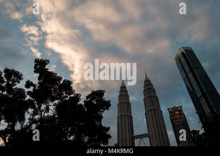 KUALA LUMPUR, MALAISIE - 06 janvier 2018 : les tours jumelles Petronas photo prise dans la soirée Banque D'Images