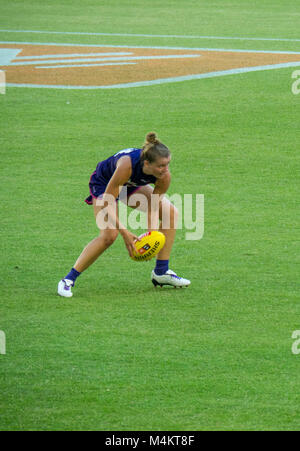 Fremantle AFL Football Club équipe de femmes jouant contre Collingwood devant une affluence record au stade d'Optus, Perth, WA, Australie. Banque D'Images