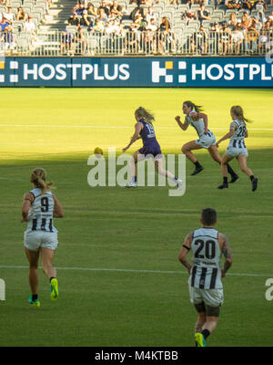 Fremantle AFL Football Club équipe de femmes jouant contre Collingwood devant une affluence record au stade d'Optus, Perth, WA, Australie. Banque D'Images