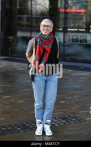 SuRie - vrai nom Susanna Cork repéré quittant la BBC Breakfast Studios à Media City Manchester. Banque D'Images