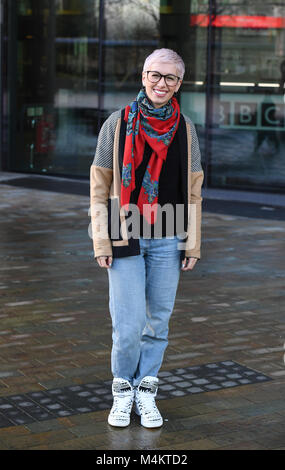 SuRie - vrai nom Susanna Cork repéré quittant la BBC Breakfast Studios à Media City Manchester. Banque D'Images