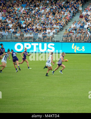 Fremantle AFL Football Club équipe de femmes jouant contre Collingwood devant une affluence record au stade d'Optus, Perth, WA, Australie. Banque D'Images