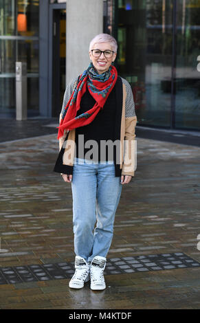 SuRie - vrai nom Susanna Cork repéré quittant la BBC Breakfast Studios à Media City Manchester. Banque D'Images