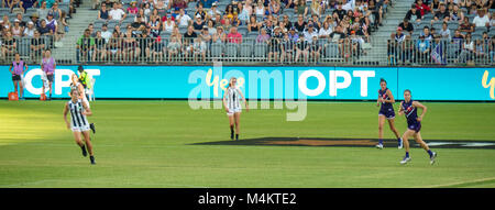 Fremantle AFL Football Club équipe de femmes jouant contre Collingwood devant une affluence record au stade d'Optus, Perth, WA, Australie. Banque D'Images