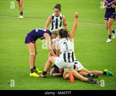 Fremantle AFL Football Club équipe de femmes jouant contre Collingwood devant une affluence record au stade d'Optus, Perth, WA, Australie. Banque D'Images