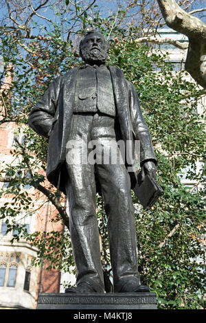 La statue en bronze de 1890 homme politique du 19e siècle et de l'enseignement primaire Forster, réformateur William Edward Victoria Embankment Gardens, Londres, Angleterre Banque D'Images