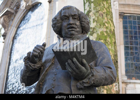 La statue de bronze 1910 par Percy Fitzgerald de l'écrivain du 18ème siècle et la culture figure Samuel Johnson, Strand, Londres, Angleterre Banque D'Images