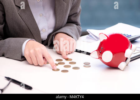 Faillite faillite businesswoman with piggy bank Banque D'Images