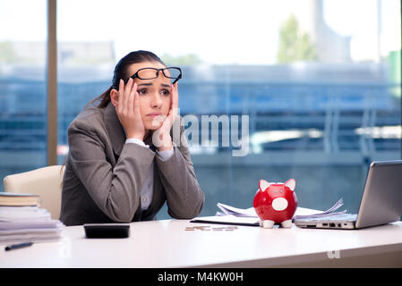 Faillite faillite businesswoman with piggy bank Banque D'Images