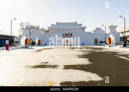 L'entrée de l'Hu JIngpo Geopark. Cette sculpture de neige est dans la forme d'une forteresse avec une porte. Banque D'Images