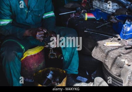 Pièces auto Mechanic repairing Banque D'Images