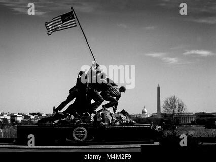 Washington DC, USA. L'United States Marine Corps War Memorial (Mémorial Iwo Jima) Capitol Building et le United States Marine Corps War Memorial (Mémorial Iwo Jima) est un monument national situé dans le comté d'Arlington, en Virginie, aux États-Unis. Consacrée il y a 64 ans en 1954,[1] Il est situé à Arlington Ridge Park,[2] près de la porte d'Ord-Weitzel à Arlington National Cemetery et les Pays-Bas Carillon. Le monument est dédié à tous les membres du personnel du Corps des Marines des États-Unis qui sont morts à la défense des États-Unis depuis 1775. Le mémorial a été inspiré par l'emblématique 1945 Photo de s Banque D'Images