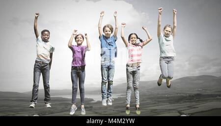 Les enfants sauter de joie dans le ciel avec le paysage naturel Banque D'Images