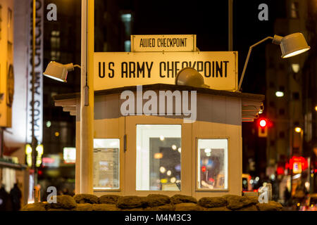 Checkpoint Charlie Berlin Allemagne la nuit Banque D'Images