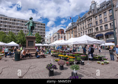 Statue en bronze de Christian IV, de l'artiste Carl Ludvig Jacobsen. Dans Stortorvet avec personnes coin dans la base de la statue, Oslo, Norvège Banque D'Images