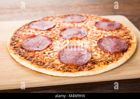 Classic original italien frais Pizza Salami sur planche à découper Banque D'Images