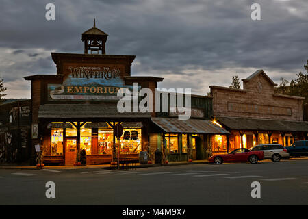 WA13490-00...WASHINGTON - Soir, durant la saison morte, dans le centre-ville de Winthrop, une ville touristique au bord des North Cascades. Banque D'Images