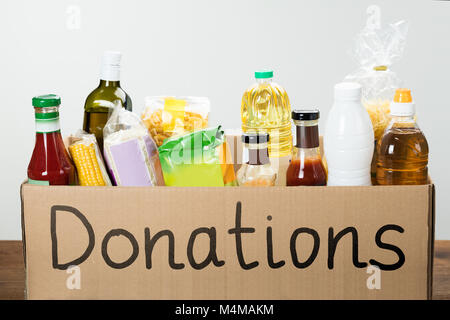 Close-up of a Donation Box avec différents aliments dans c Banque D'Images
