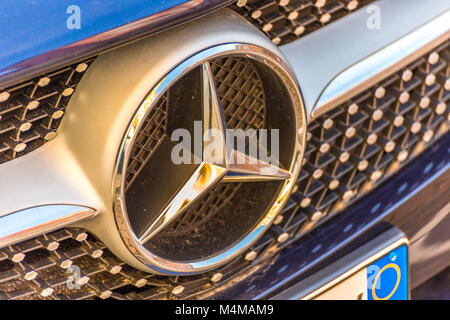 LUGO (RA) - février 14, 2018 : la saleté couvre le logo Mercedes d'une voiture d'argent. D'après 2017, la vente est à nouveau le Mercedes-Benzs premium numéro un Banque D'Images