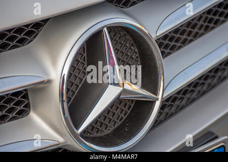 LUGO (RA) - février 14, 2018 : la saleté couvre le logo Mercedes d'une voiture d'argent. D'après 2017, la vente est à nouveau le Mercedes-Benzs premium numéro un Banque D'Images