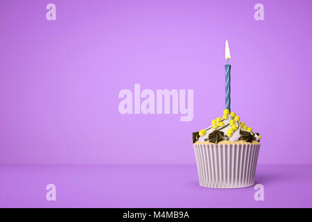 Cupcake mauve avec une bougie Banque D'Images
