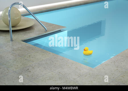 Canard en caoutchouc jaune dans une piscine intérieure Banque D'Images