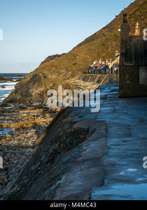 Vue sur petit village balnéaire Crovie, Aberdeenshire, Scotland, UK, avec pignons vieux cottages on shore/ Banque D'Images