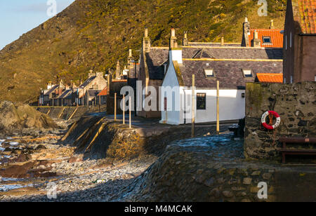 Voir des petits village balnéaire pittoresque Crovie, Aberdeenshire, Scotland, UK, avec pignons vieux cottages on shore/ Banque D'Images