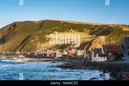 Voir des petits village balnéaire pittoresque Crovie, Aberdeenshire, Scotland, UK, avec pignons vieux cottages on shore/et raide winding road Banque D'Images