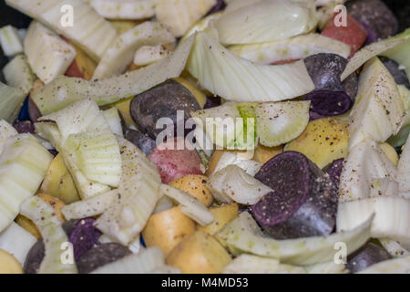 Isolés, close-up de jaune, rouge et violet, avec des morceaux de pommes, de fenouil et de poivre en grains Banque D'Images